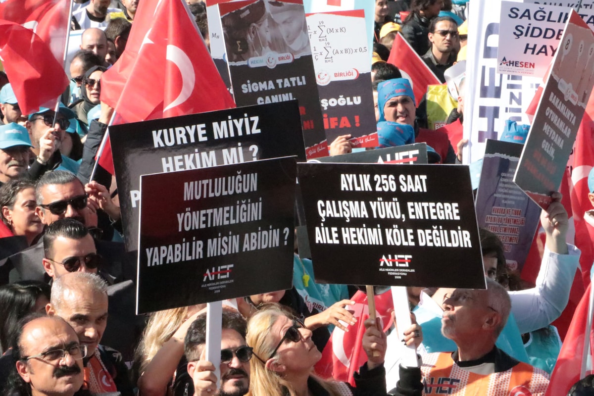 Ankara Anıtpark'ta Aile Hekimliği Yönetmeliğine Karşı Büyük Miting