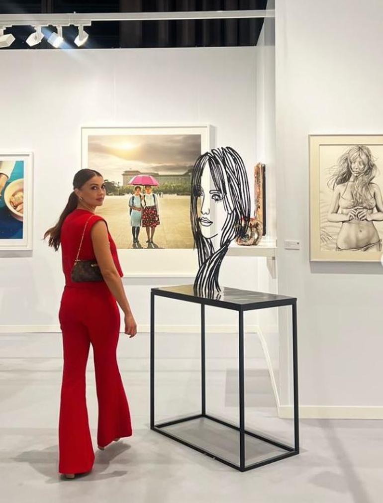 Contemporary Istanbul'da Şıklığıyla Dikkat Çekti