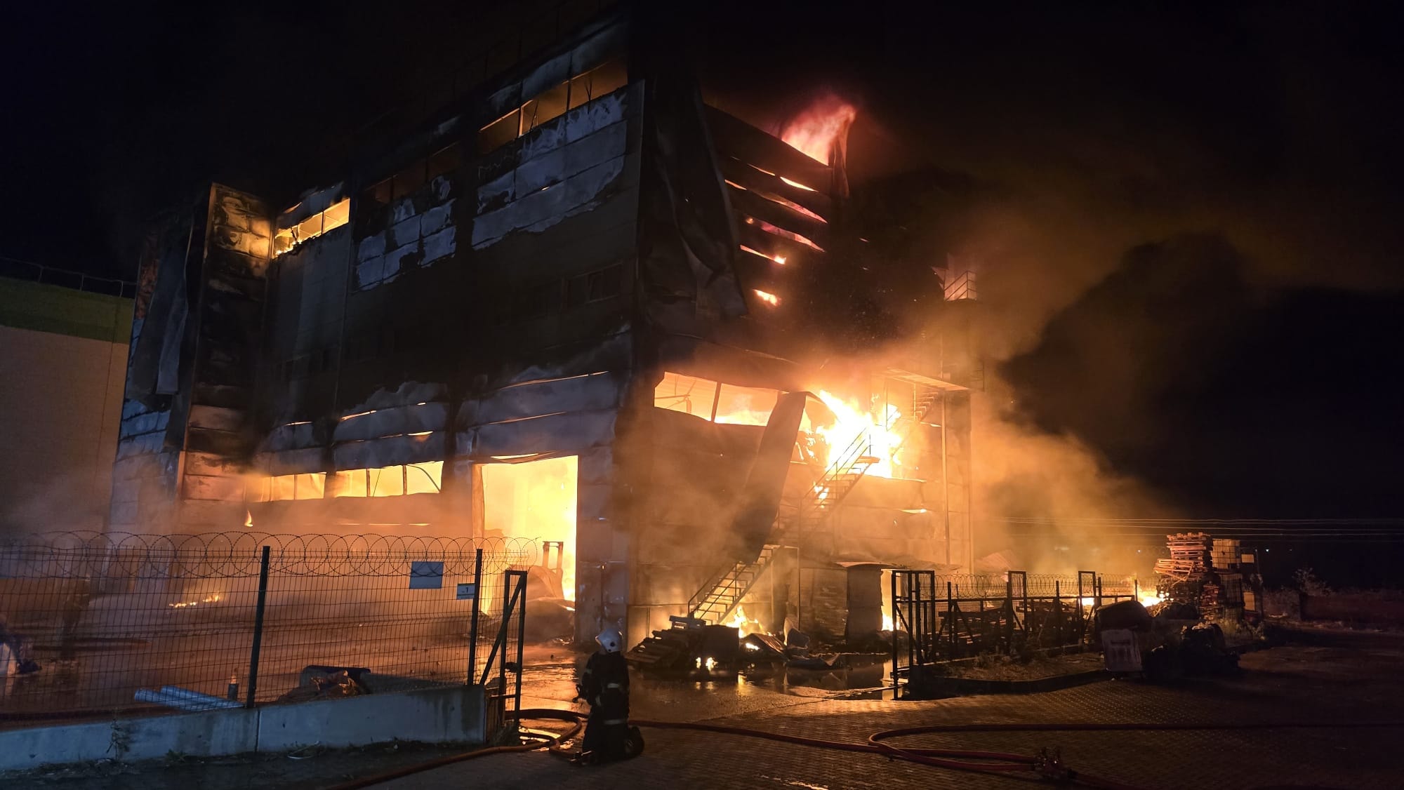 Çerkezköy'deki Kozmetik Fabrikasında Yangın Çıktı