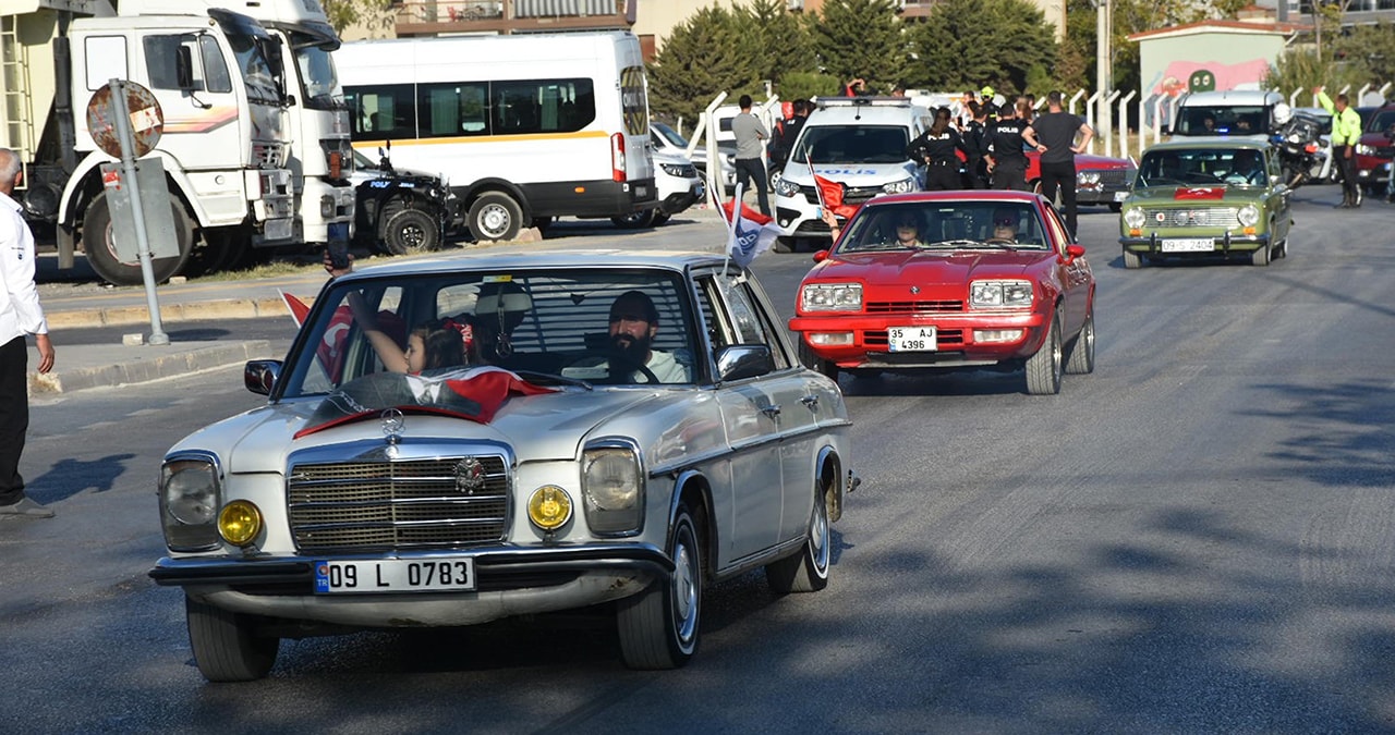 Cumhuriyet'in 101. Yılı İzmir'de Coşkuyla Kutlandı