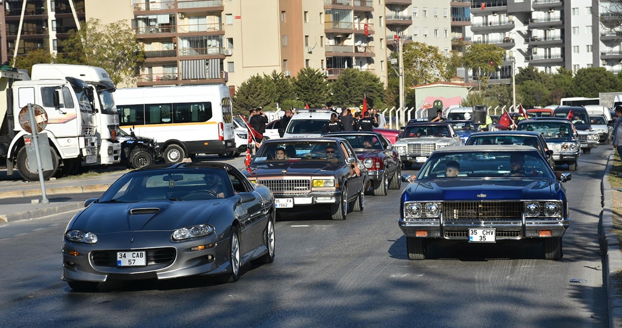 Cumhuriyet'in 101. Yılı İzmir'de Klasik Otomobillerle Kutlandı