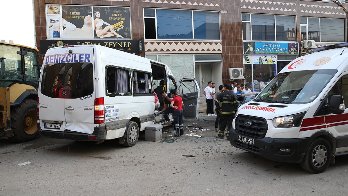 İskenderun'da İş Makinesi ve Dörtyol'da Zincirleme Kaza