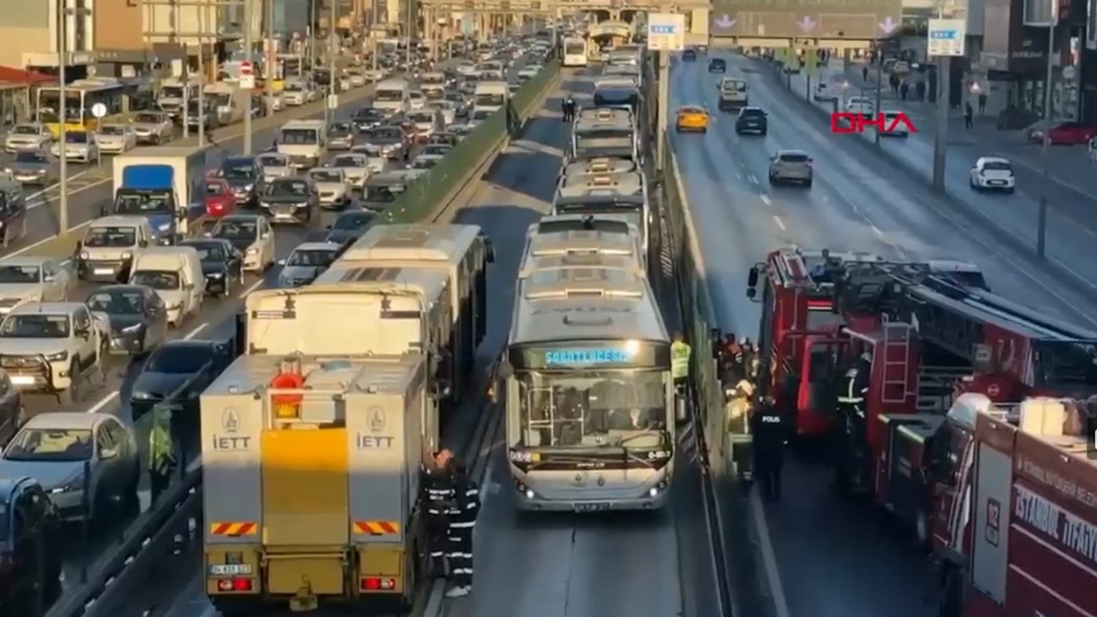 İstanbul Avcılar'da Metrobüs Yangını