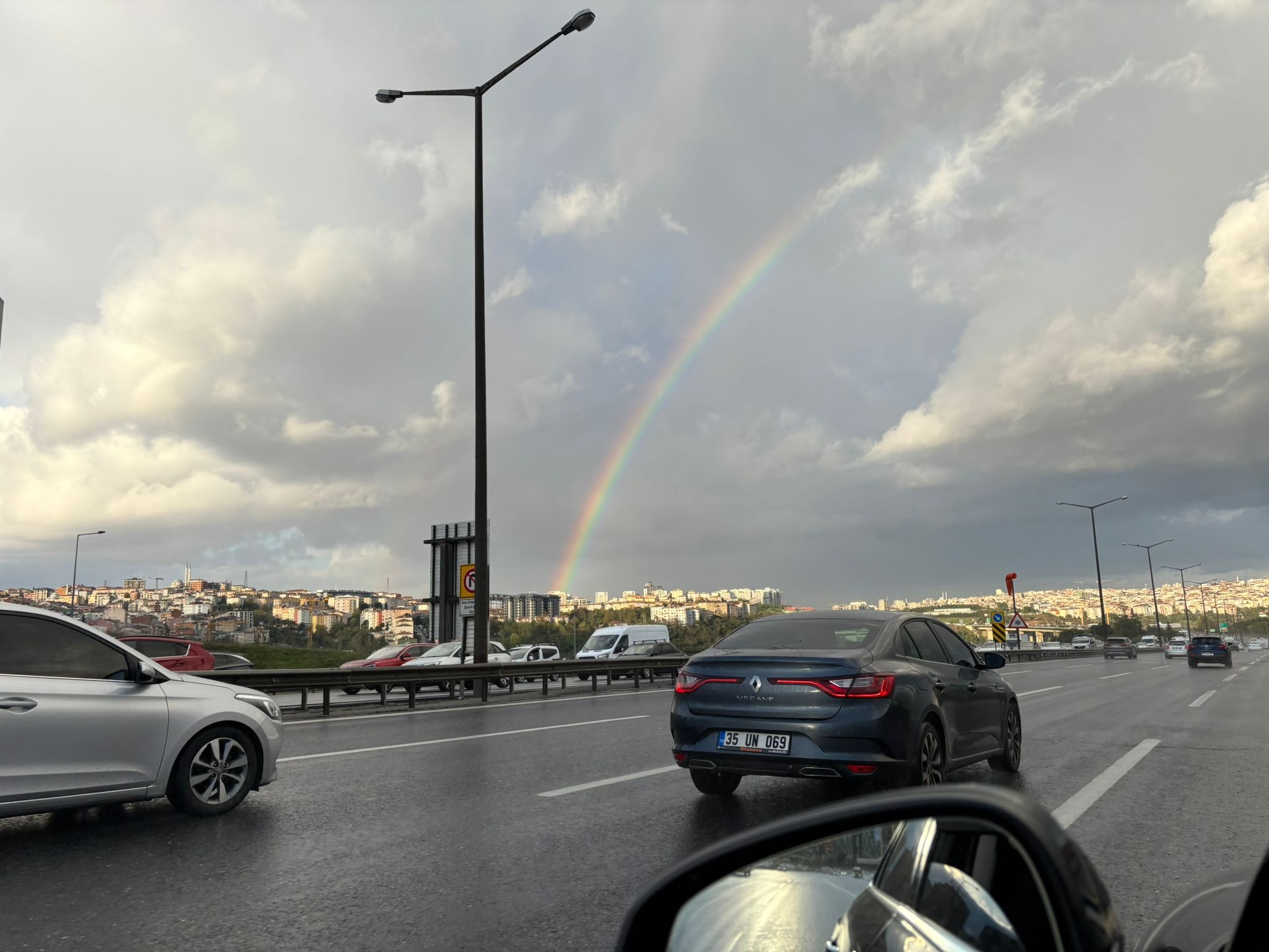 İstanbul'da Yağmur Sonrası Gökkuşağı Manzarası