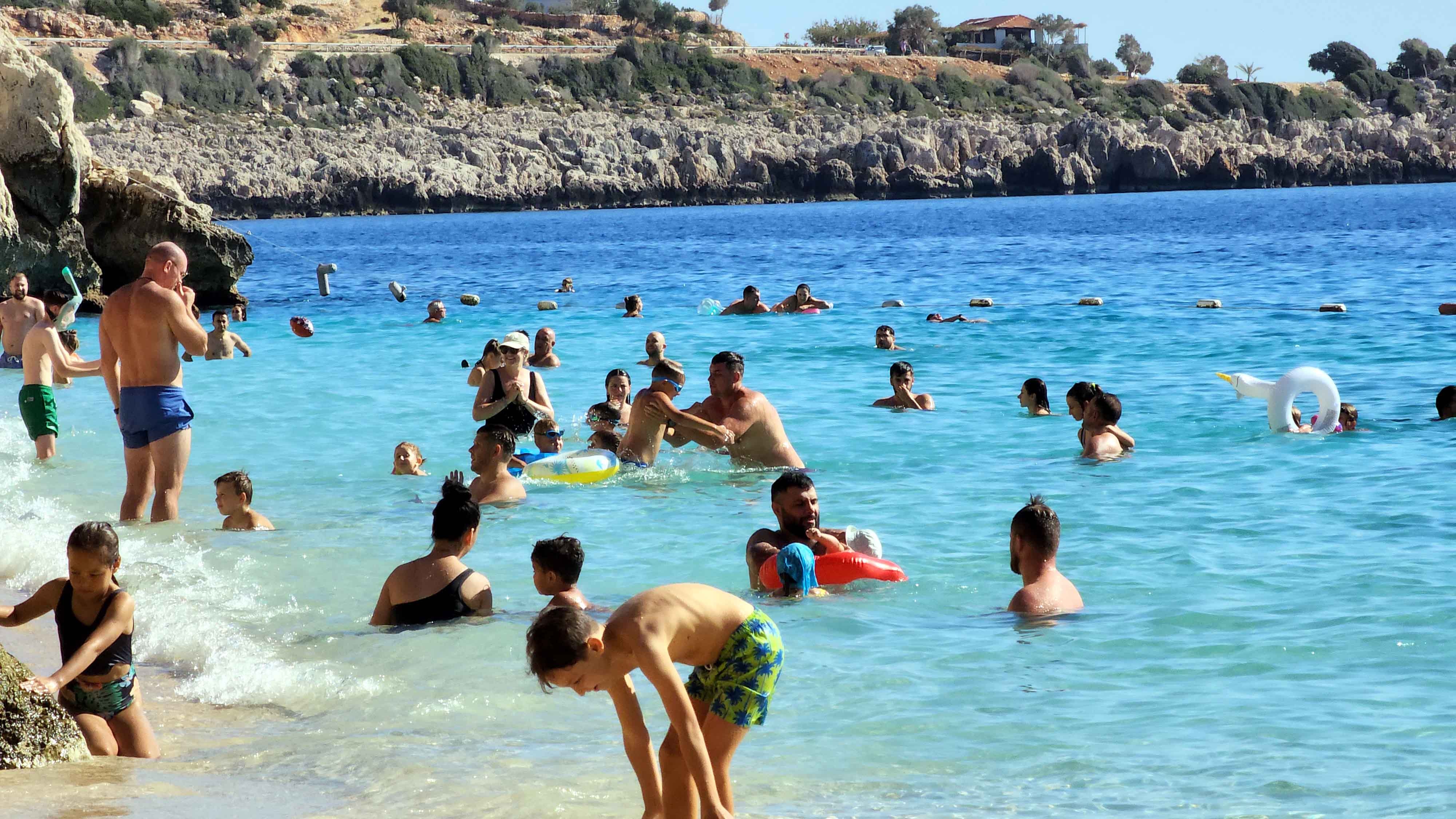 Kaputaş Plajı'nda Hafta Sonu Yoğunluk