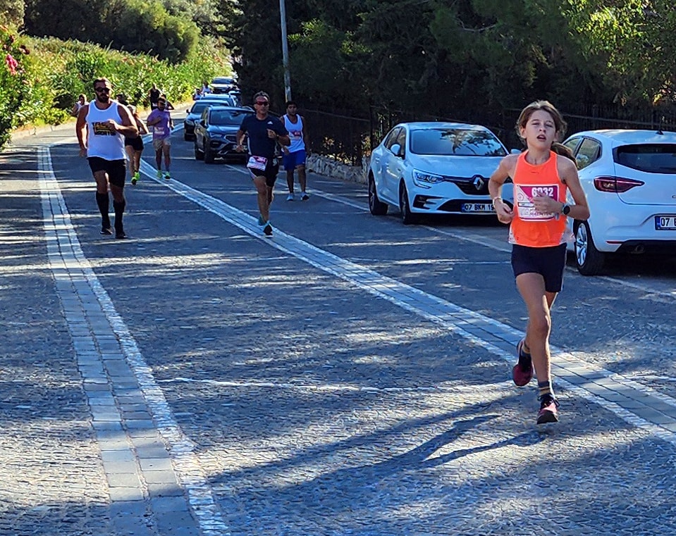 Kaş Yarı Maratonu'nda Öykü Zeynep Çankaya'ya Ödül Töreni