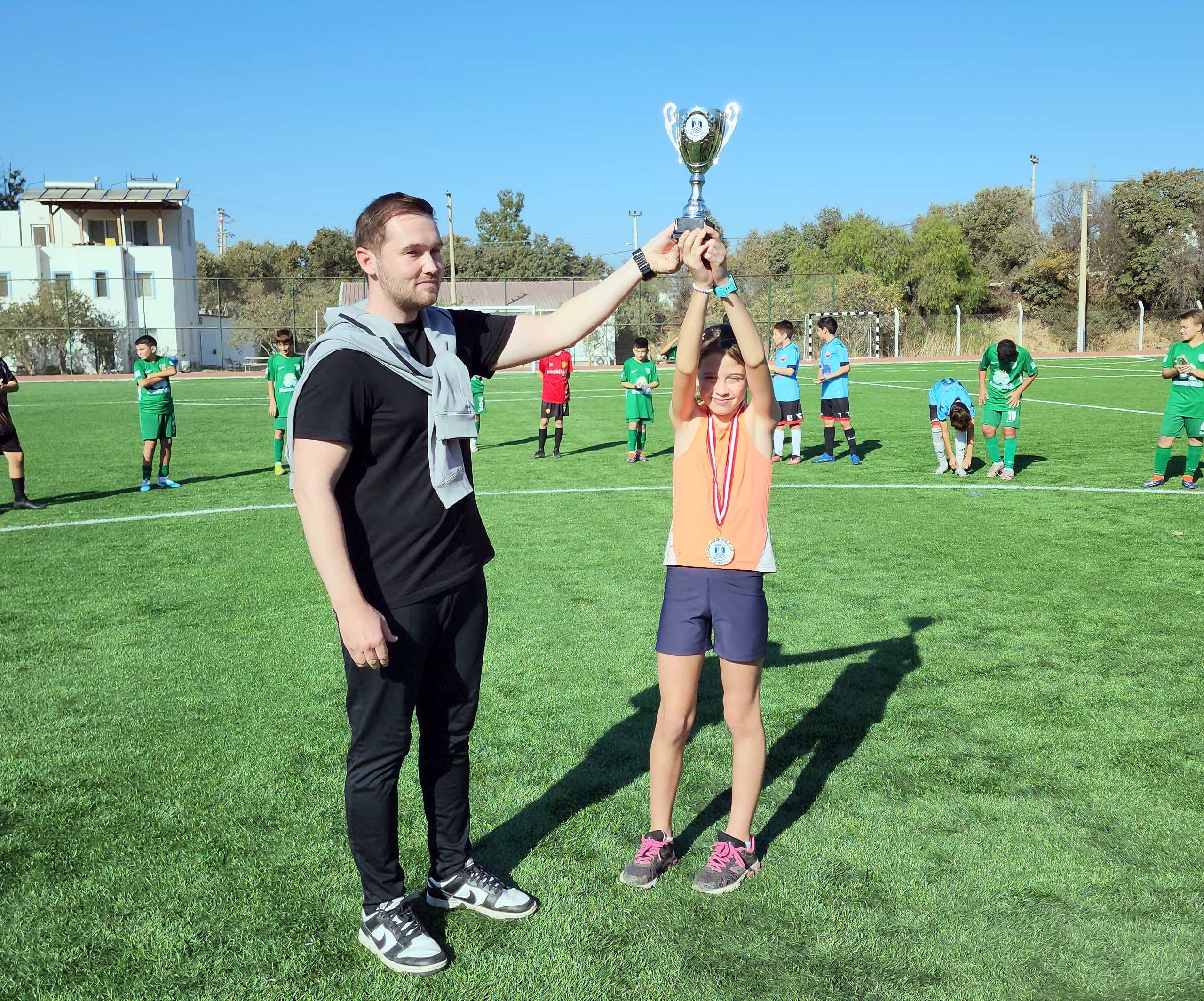 Kaş Yarı Maratonu'nda Öykü Zeynep Çankaya'ya Ödül Töreni