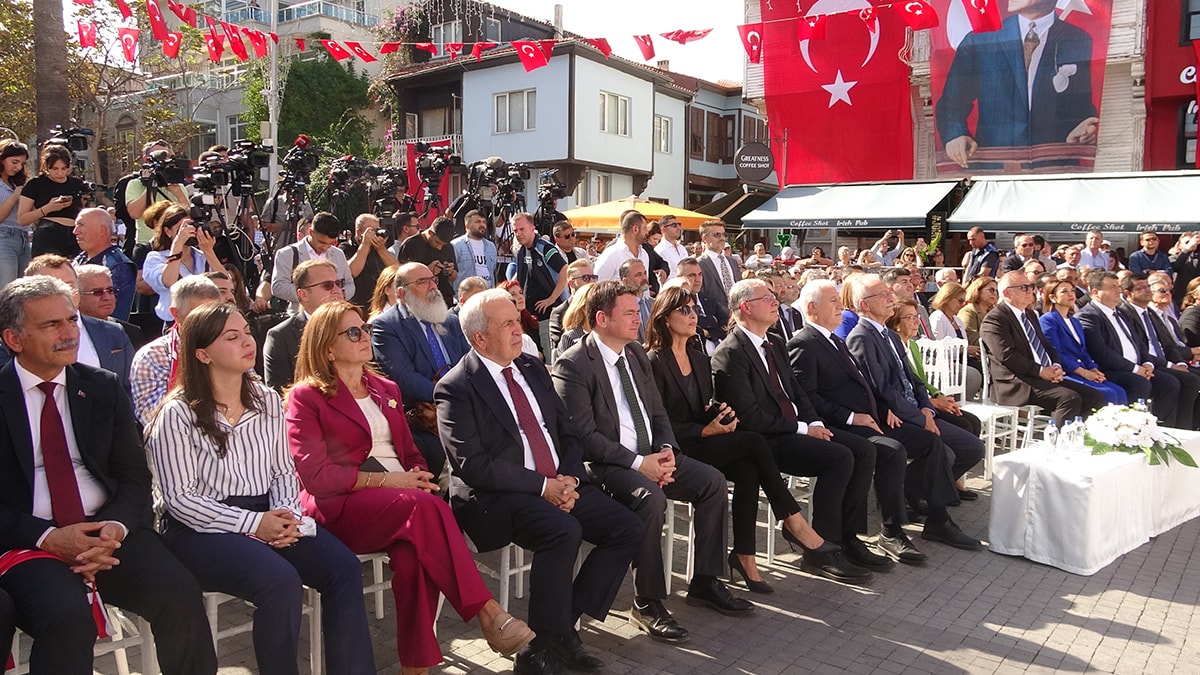 Özgür Özel, Mudanya Mütarekesi Etkinliğinde Parti Müziğine Tepki Gösterdi