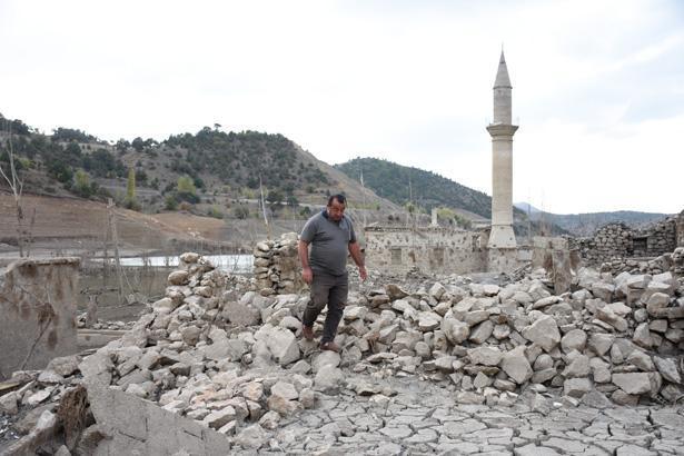 Pusat-Özen Barajı'nın Su Seviyesi Düşünce Yeniden Gün Yüzüne Çıkan Tarihi Kalıntılar