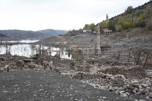 Pusat-Özen Barajı'nın Su Seviyesi Düşünce Yeniden Gün Yüzüne Çıkan Tarihi Kalıntılar