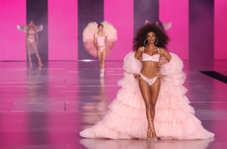 Victoria’s Secret Moda Şovu 6 Yıl Sonra Geri Döndü