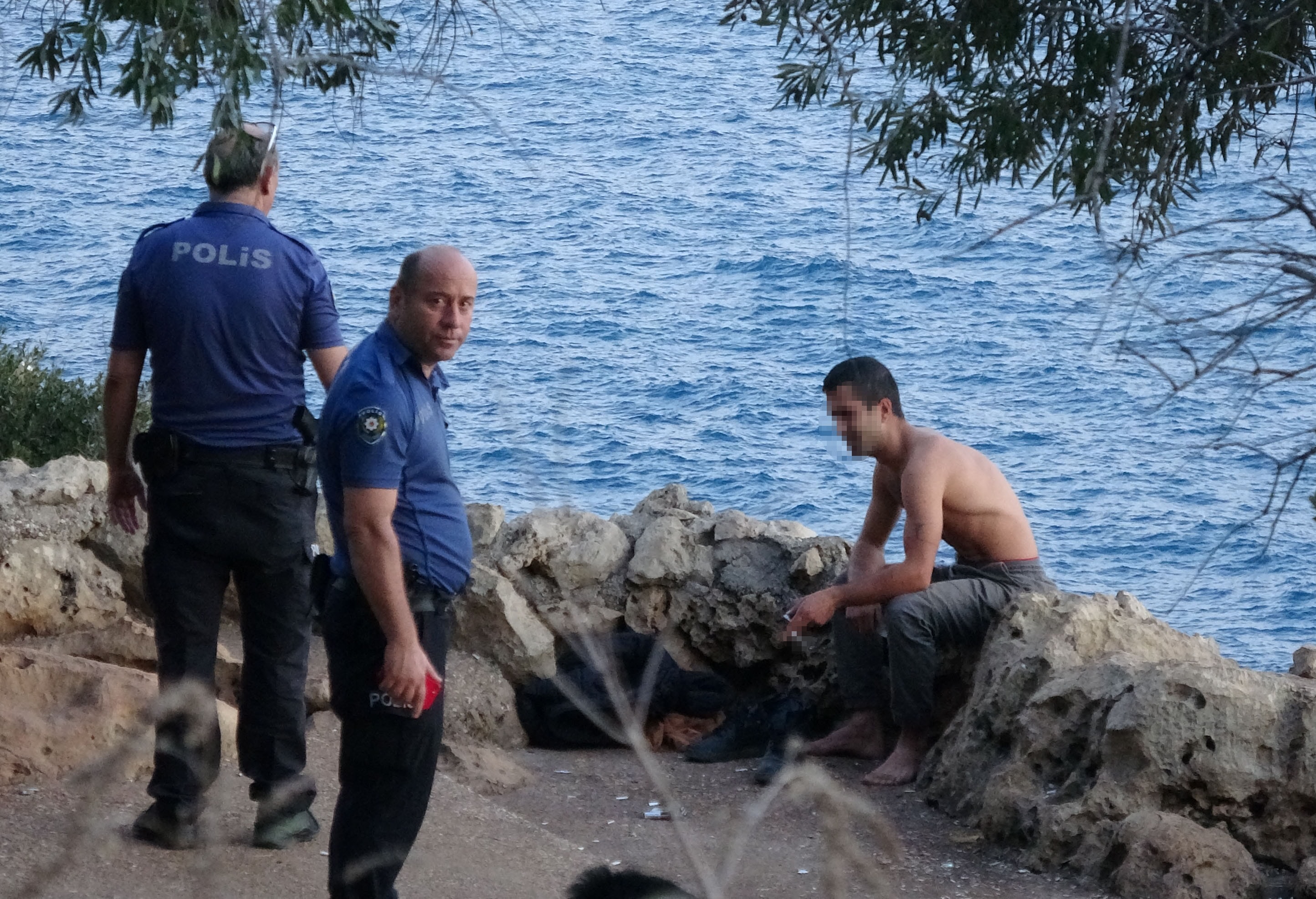 Antalya'da Falezlerde Genç Bir Bireyin İkna Edilme Olayı