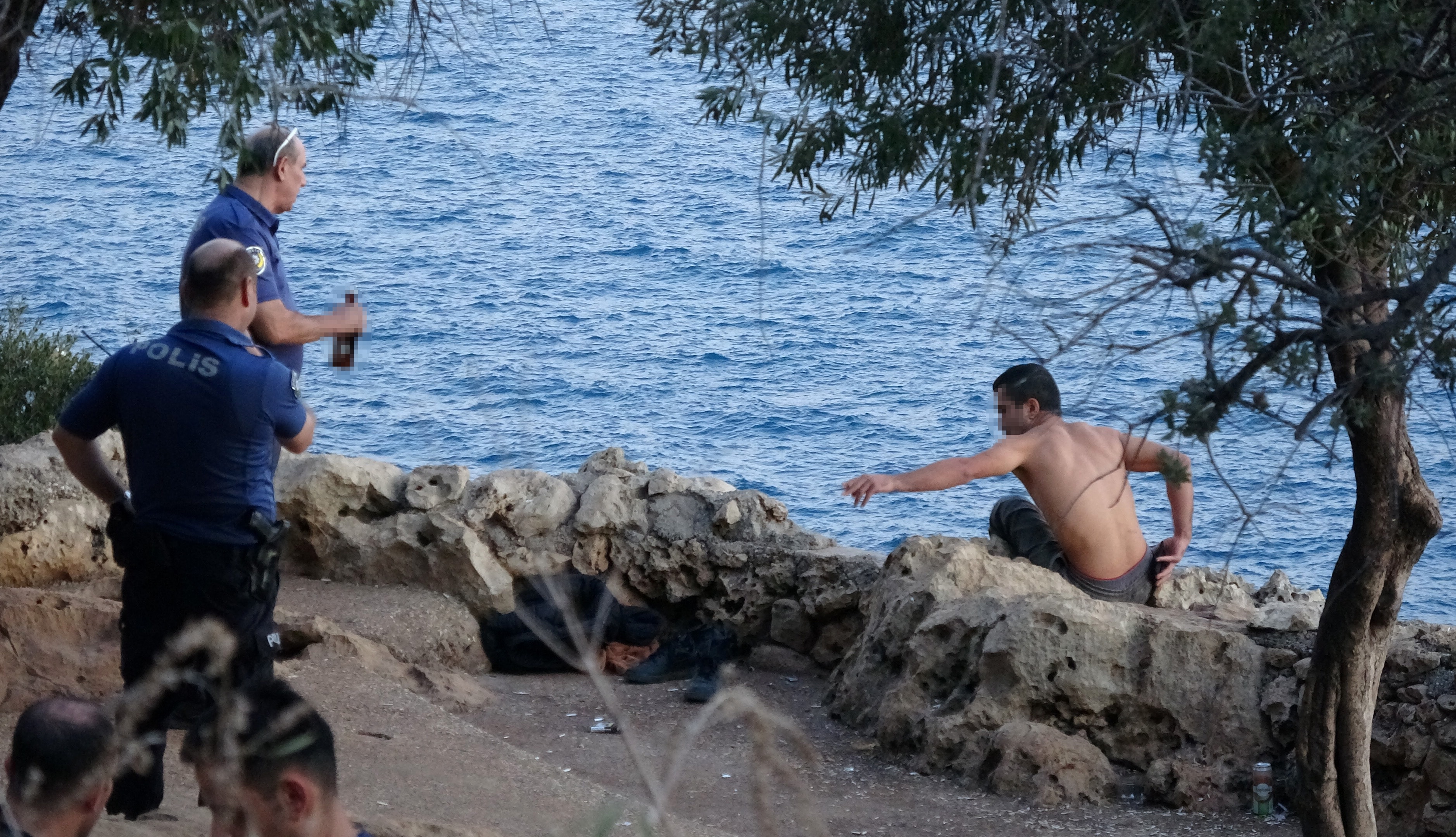 Antalya'da Falezlerde Genç Bir Bireyin İkna Edilme Olayı