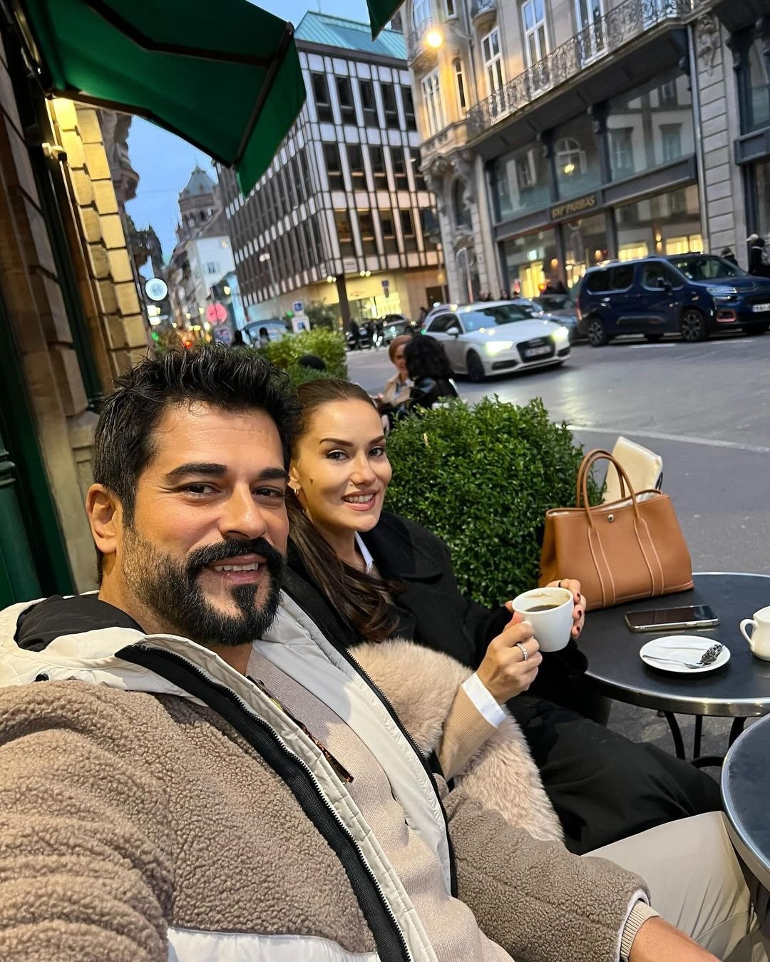 Burak Özçivit ve Fahriye Evcen'in Aşkı ve Aile Hayatı