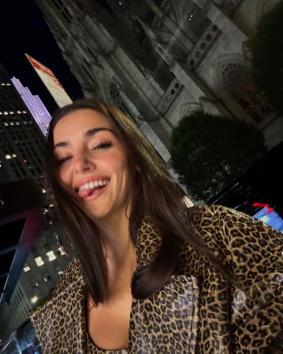 Hande Erçel, New York'ta Ödül Aldı ve Tatil Yapıyor