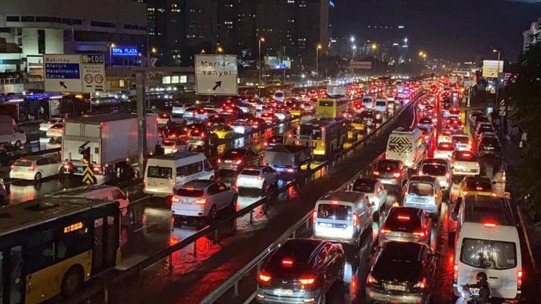 İstanbul'da Yağmur Sonrası Trafik Felç Oldu