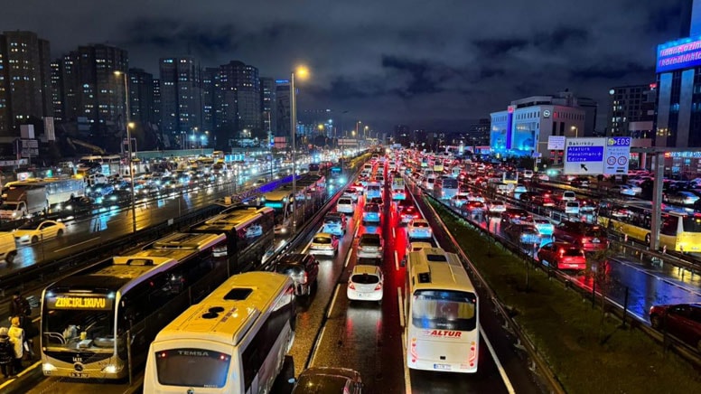 İstanbul'da Yağmur Sonrası Trafik Felç Oldu