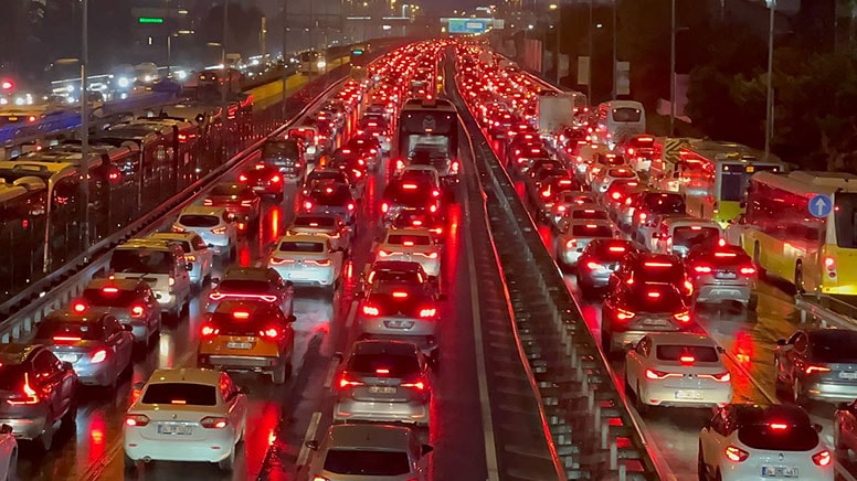 İstanbul'da Yağmur Sonrası Trafik Felç Oldu